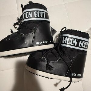 Black Short Moon Boots